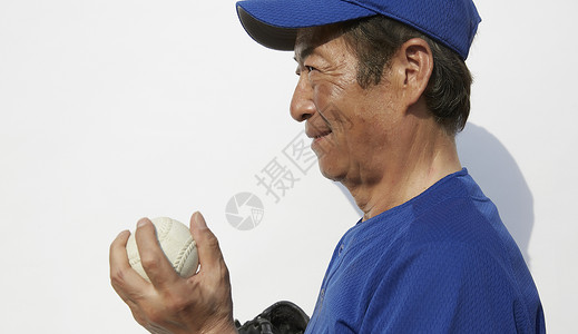 打泥巴仗中老年人打棒球形象背景