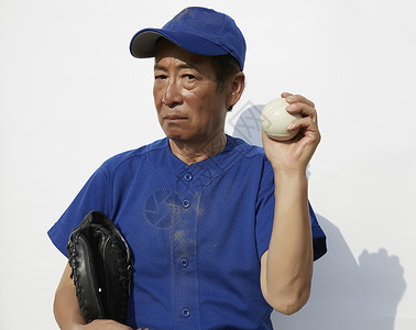 打棒球的中老年人形象高清图片