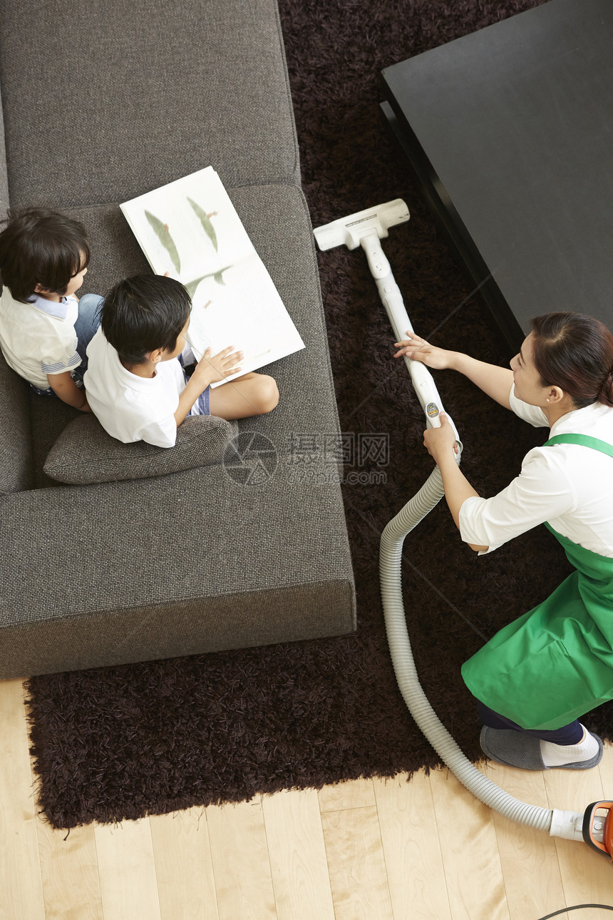 家政女保洁使用吸尘器打扫卫生图片