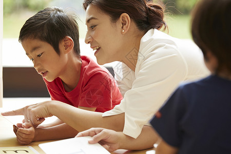 躺下英语对话保姆家中的幼儿教育图片