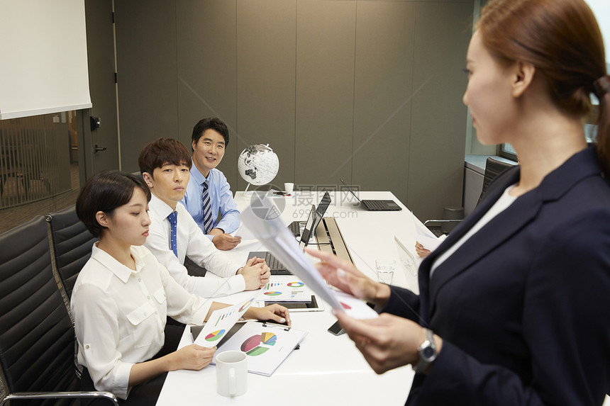 商务女士会议室里发言图片