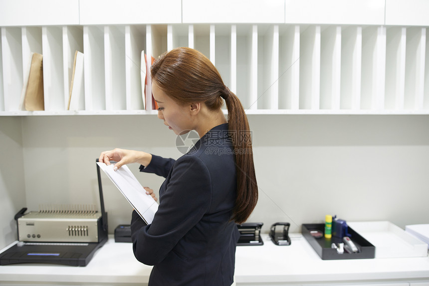 在内上身成人女商人图片