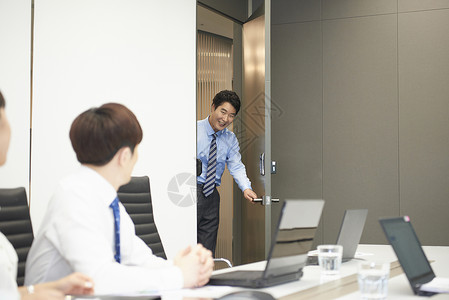办公室门会议商人图片
