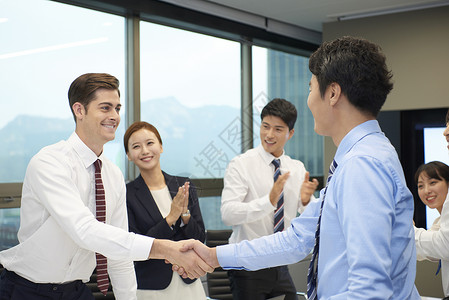 成功商务男士握手图片
