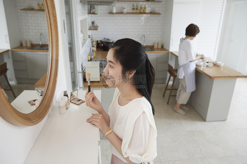 中年女性居家化妆图片