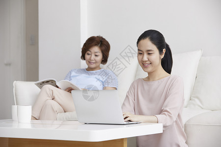 笔记本电脑书椅子母亲女儿母亲和女儿图片