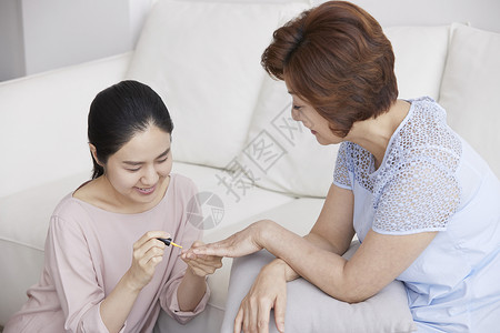 女儿给妈妈涂指甲油图片