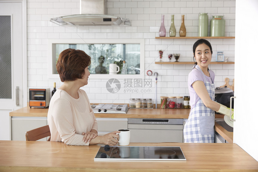 女儿在做家务刷碗图片