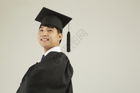 穿学士服的研究生毕业图片