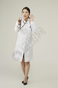 穿白大褂的年轻女医生图片