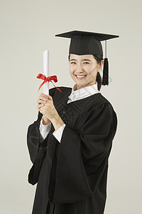 穿学士服的研究生庆祝毕业图片