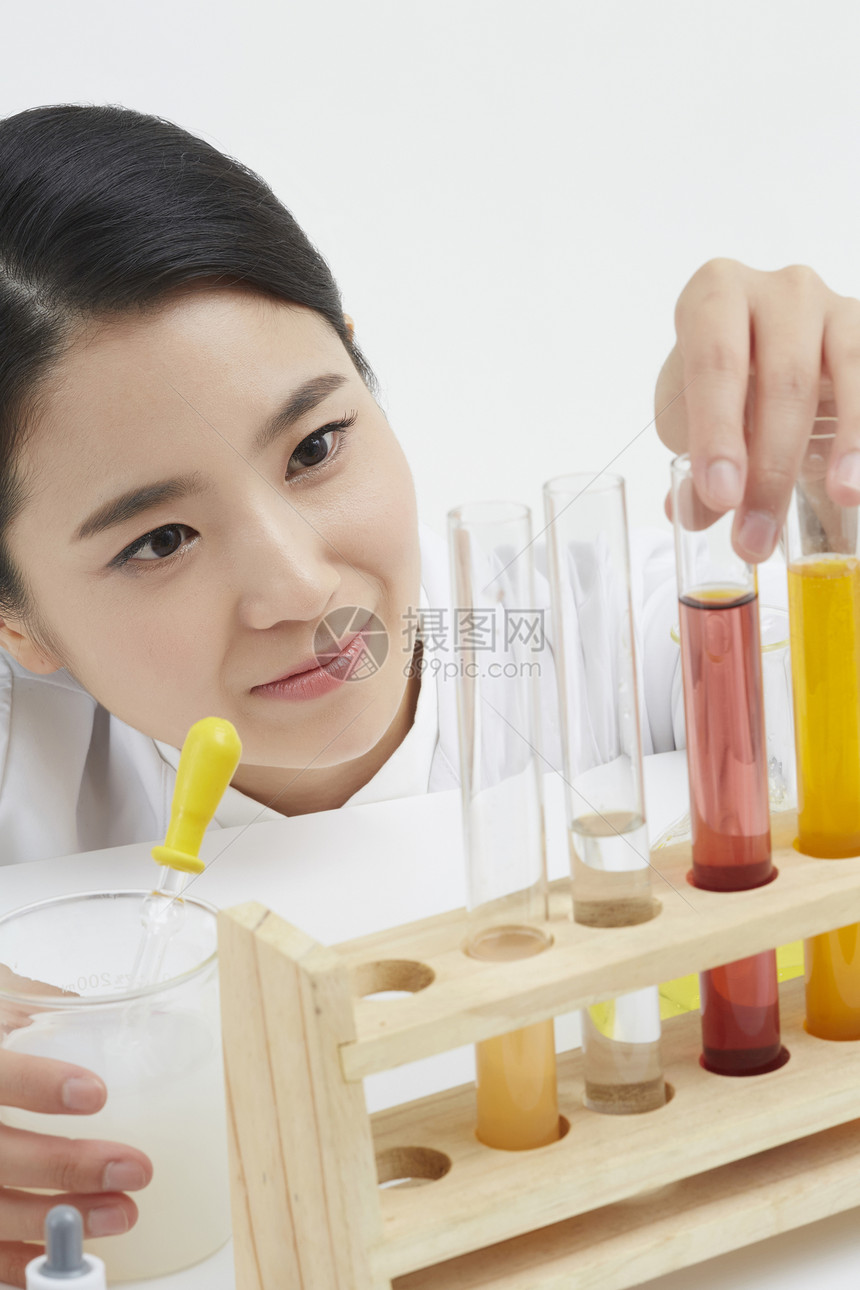 观察化学实验的研究人员图片