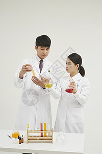 专业研究人员做化学实验图片