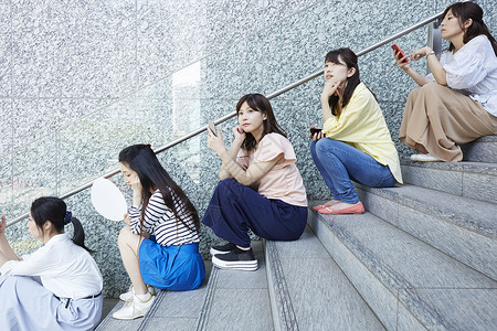 排队坐着欣赏微笑女人图片