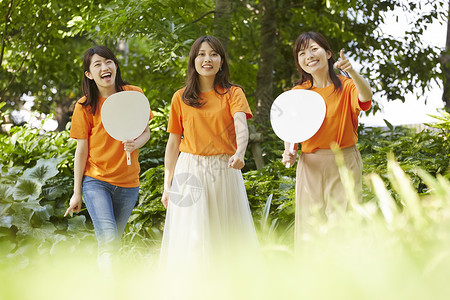 参加户外活动的女孩图片