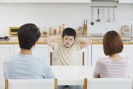 夫妻在孩子面前吵架高清图片