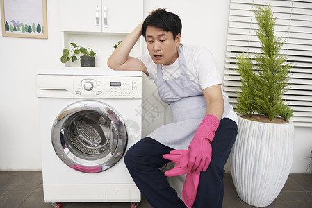 居家男士用洗衣机洗衣服疲惫图片