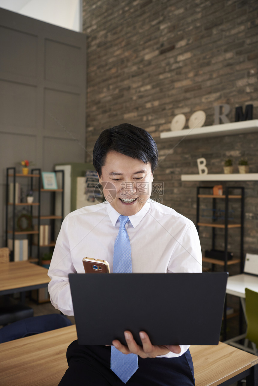 在家办公的商务男士图片