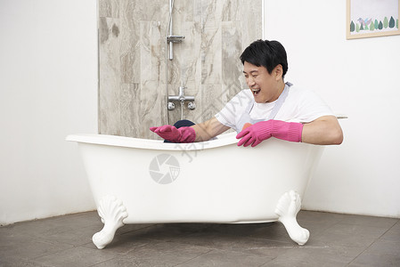 男子在清洗浴缸图片