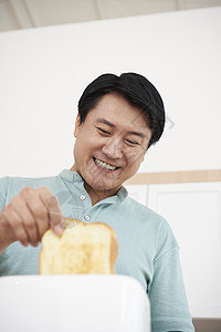 男子在烤面包背景图片