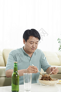 在客厅吃饭的中年男人图片