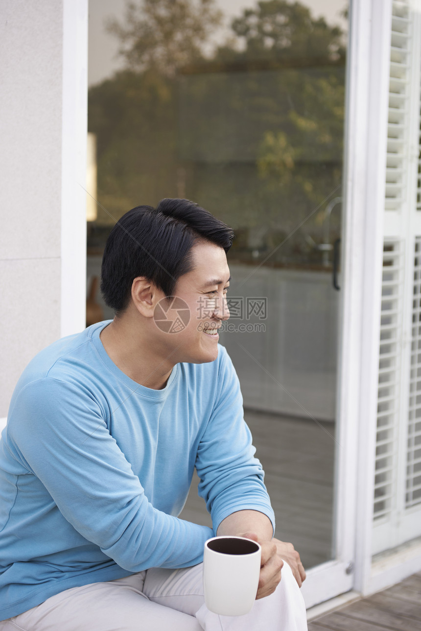 户外喝咖啡的居家男性图片