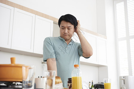 中年男性居家生活图片