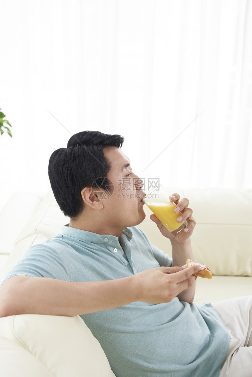 喝果汁吃早餐的居家男人图片