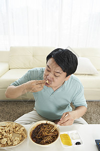 男子在家中吃面条图片
