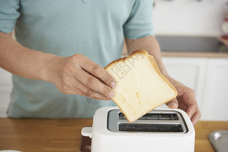 中年男子在烤面包背景图片