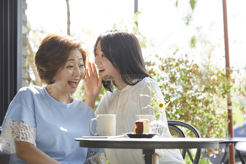 户外母亲和女儿喝咖啡聊天图片