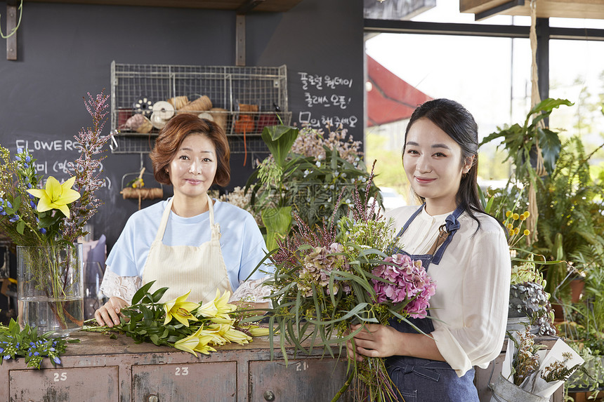 花店母女一起打理花卉图片