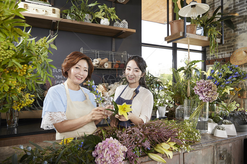 花店母女一起打理花卉图片