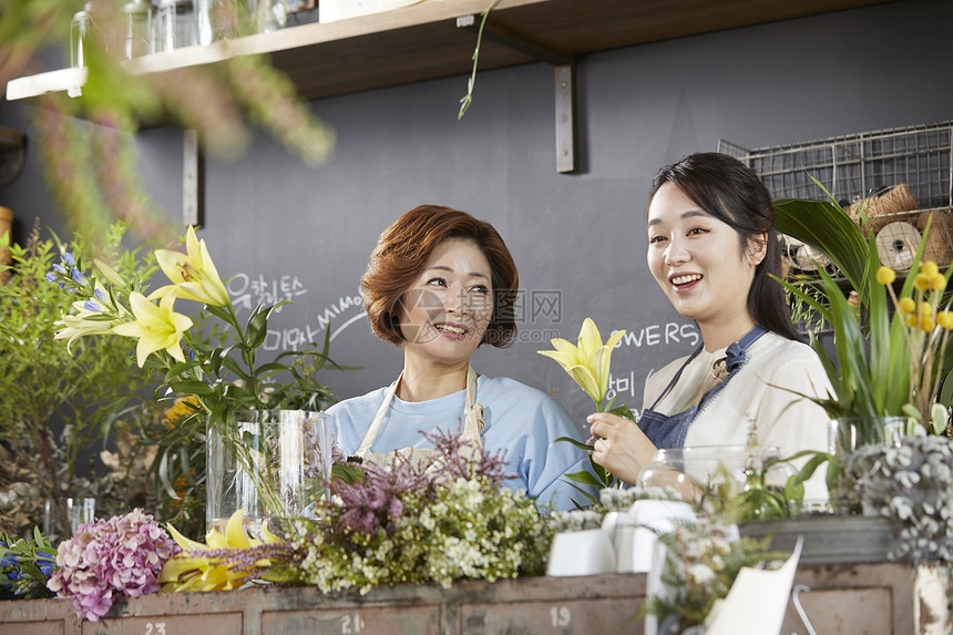 花店母女一起打理花卉图片