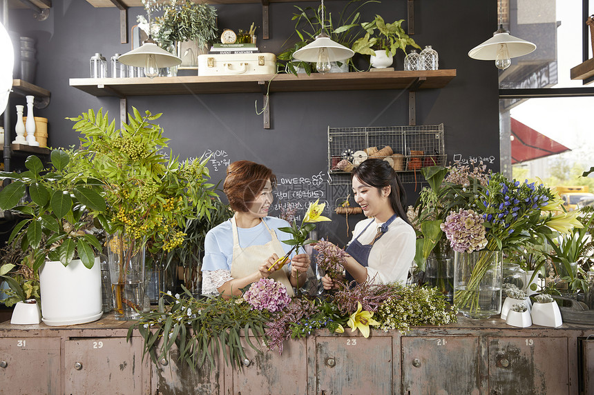 花店母女一起打理花卉图片