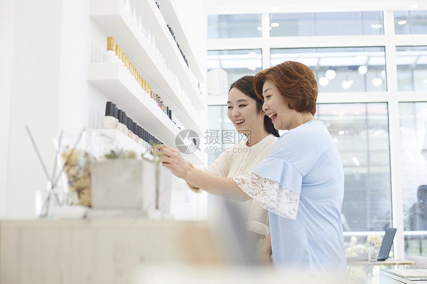 母女在逛美甲店图片