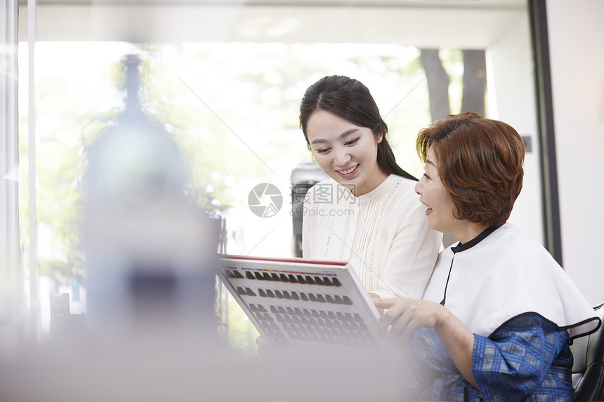 和女儿一起做指甲的母亲图片