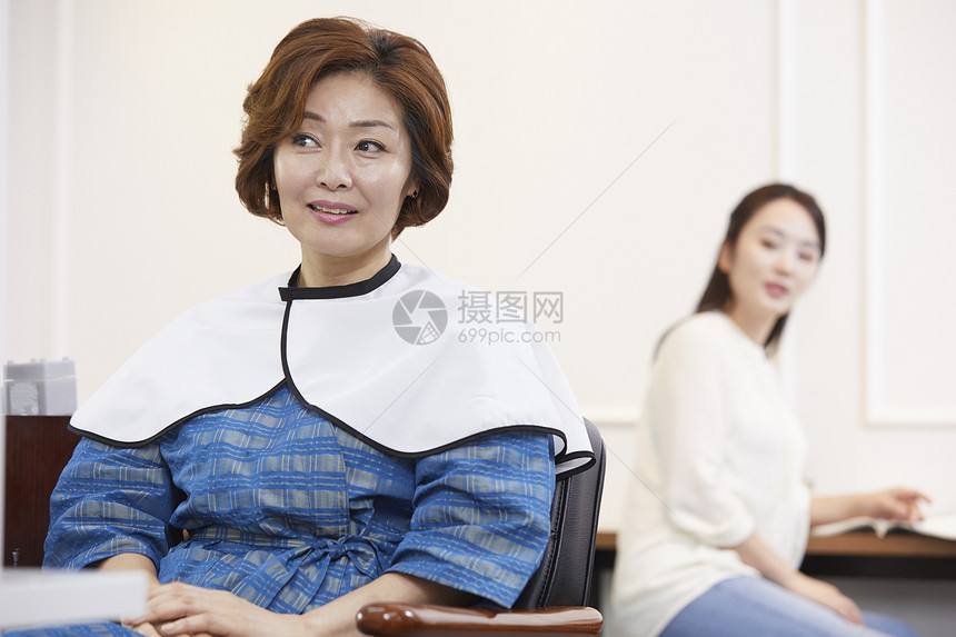 妈妈和女儿一起在美容院做新发型图片