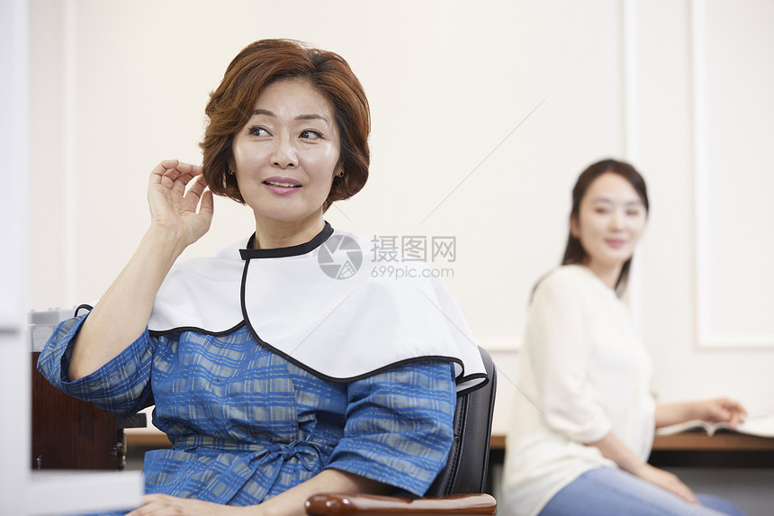 妈妈和女儿一起在美容院做新发型图片