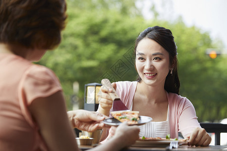 母亲和女儿户外约会喝啤酒图片