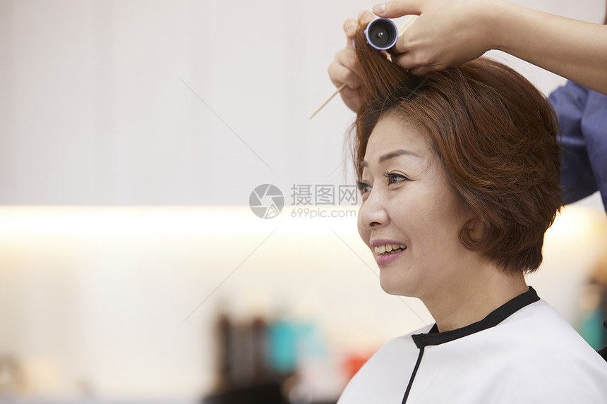 母亲在美容院做新发型图片