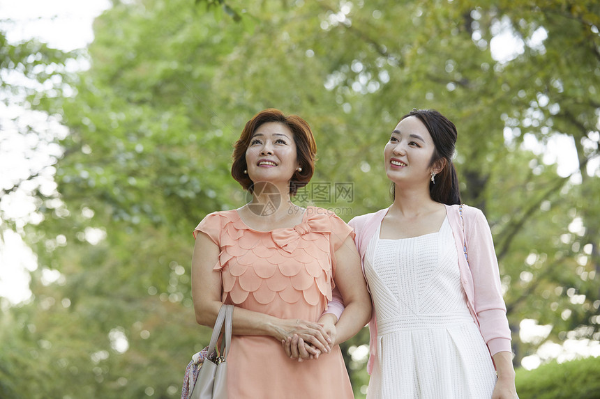 母亲和女儿一起外出游玩图片