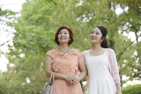 母亲和女儿一起外出游玩图片