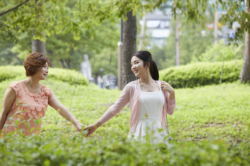 母亲和女儿一起外出游玩图片