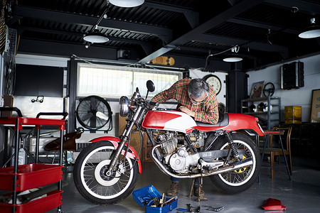 修理摩托车的工人高清图片