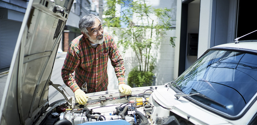 美貌的1个人修配车间修理汽车的老人图片
