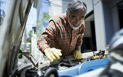 修理汽车的老人图片