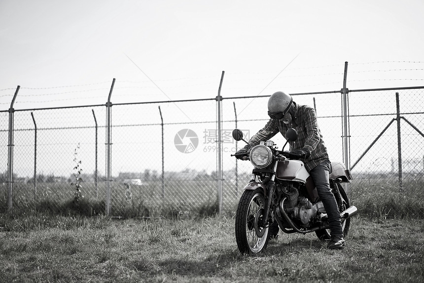 骑着摩托车的人图片