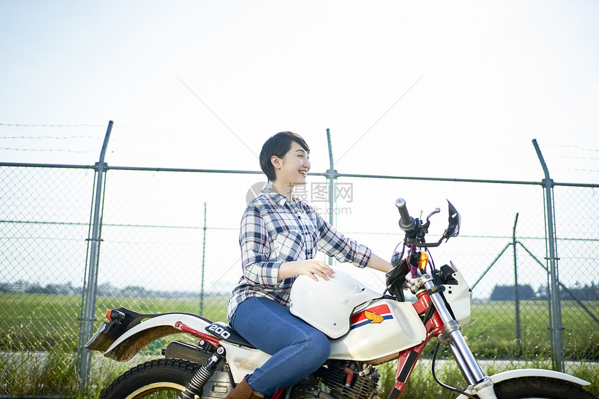 草地上骑摩托车的人图片