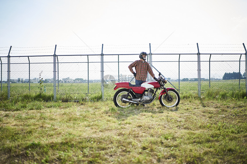 草地上骑摩托车的人图片